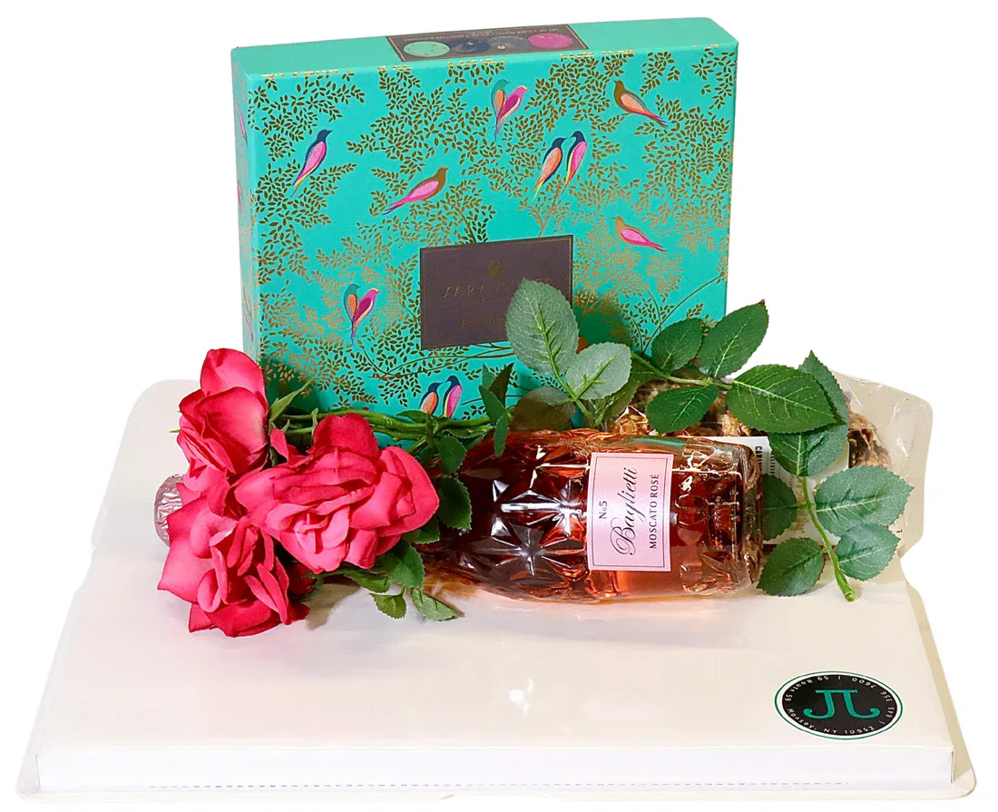 Rose and honey gift set with decorative box, fresh roses, and honey jar for special occasions.